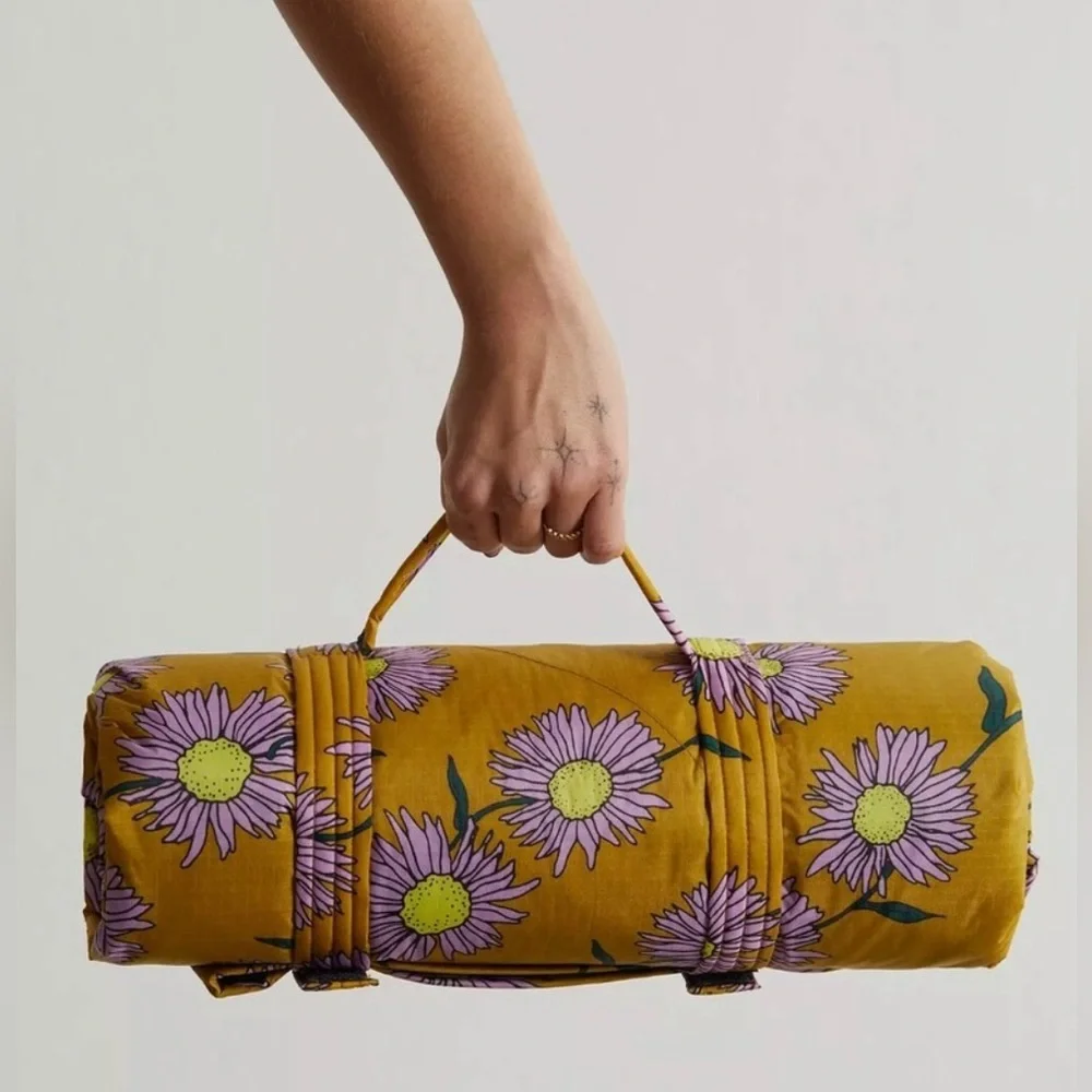 Baggu Daisy Chain Puffy Picnic Blanket - Picture 2 of 6